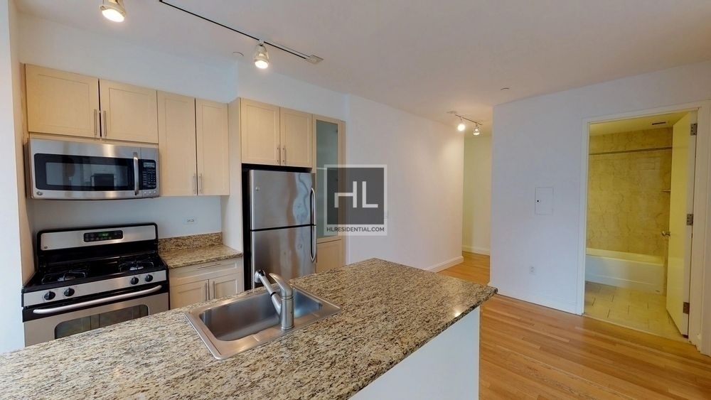 Hanover Square - Photo 1