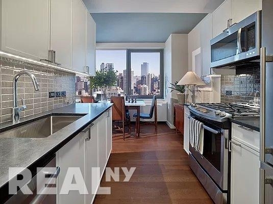 W 31st Street - Photo 3