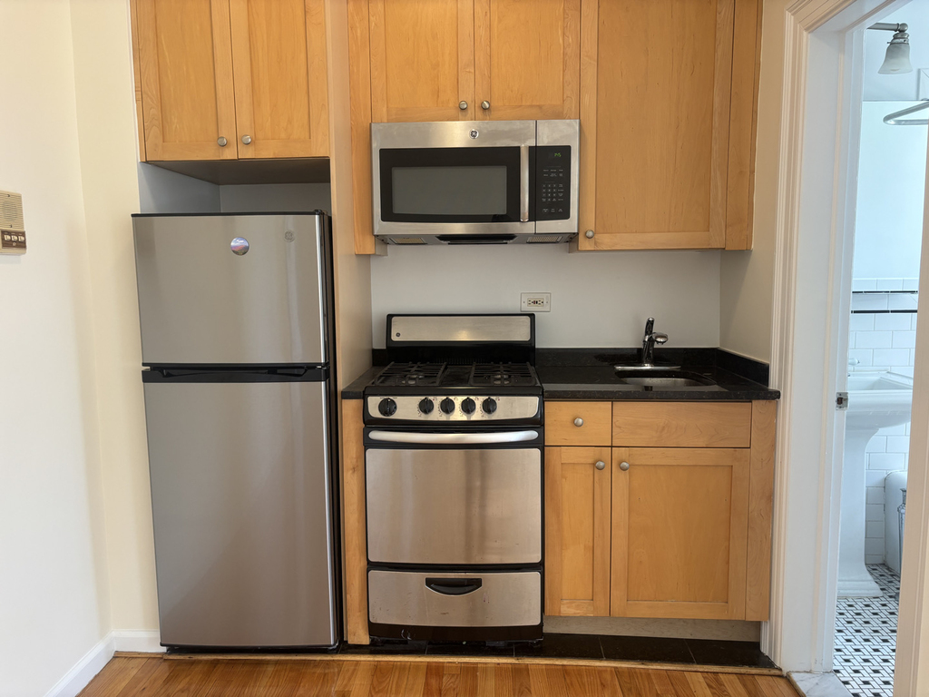 West 13th Street - Photo 4