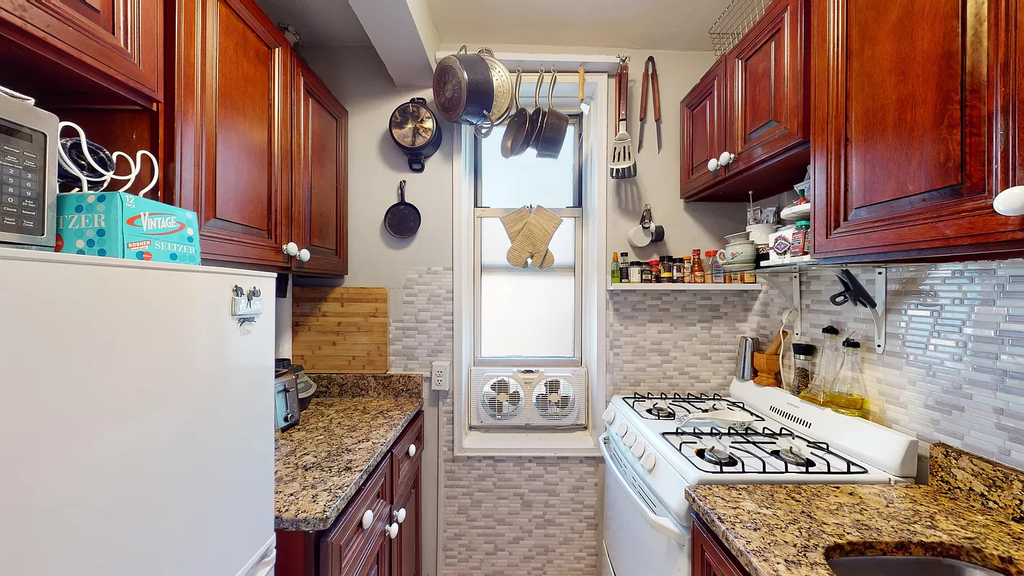 East 58th Street - Photo 1