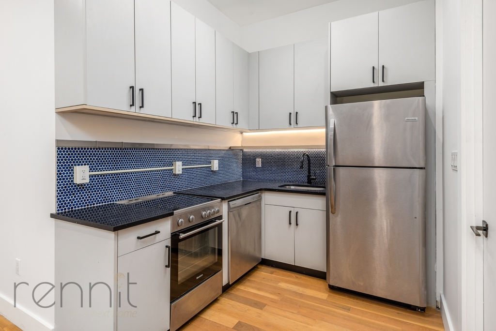 163 Graham Avenue - Photo 0