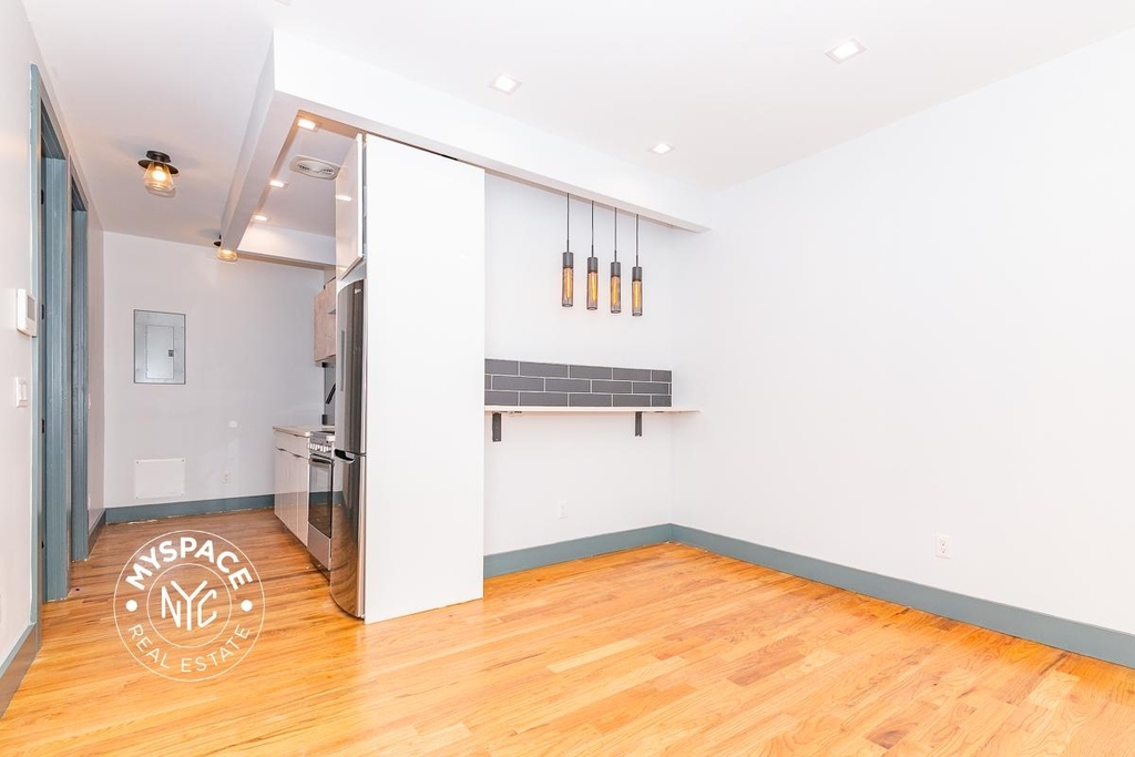 237 Montrose Ave - Photo 4