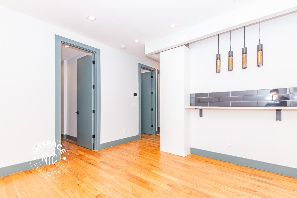 237 Montrose Ave - Photo 3