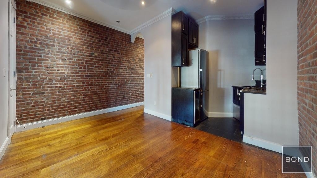 Tenth Avenue - Photo 1
