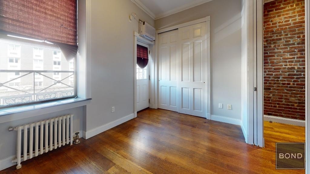 Tenth Avenue - Photo 2