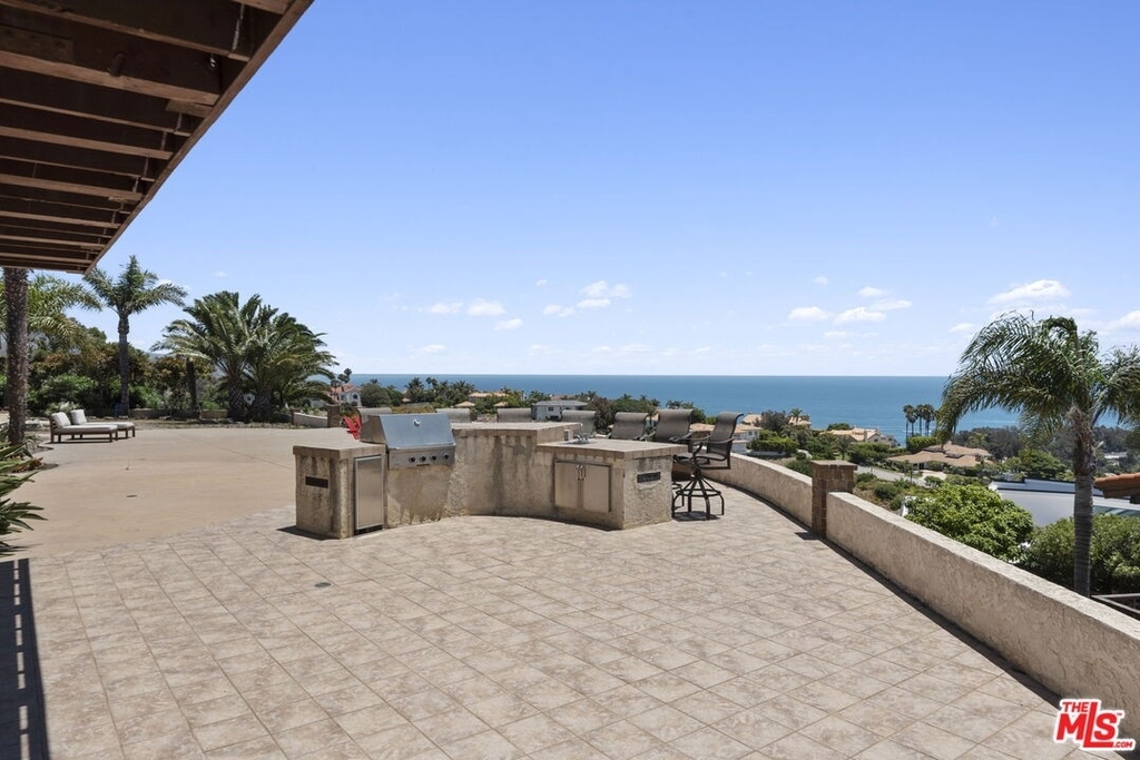 6160 Zumirez Dr - Photo 17