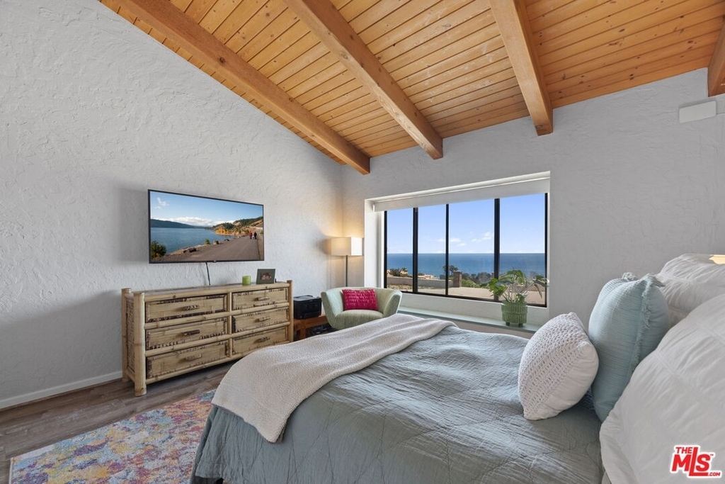 6160 Zumirez Dr - Photo 11