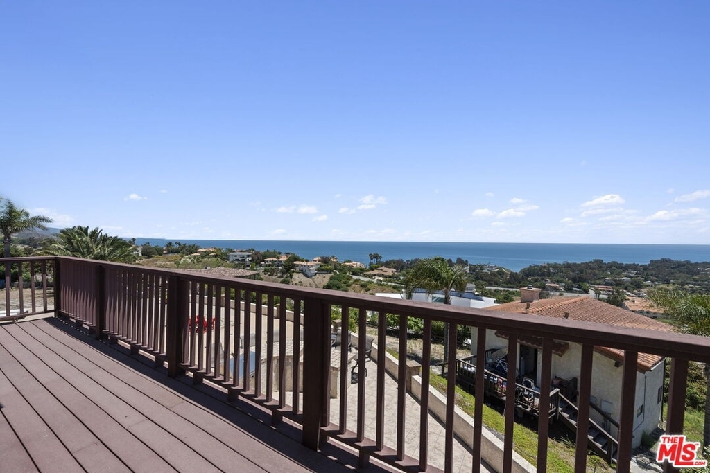 6160 Zumirez Dr - Photo 9