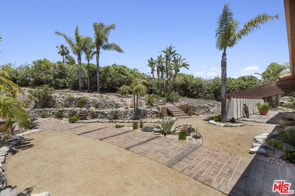 6160 Zumirez Dr - Photo 22