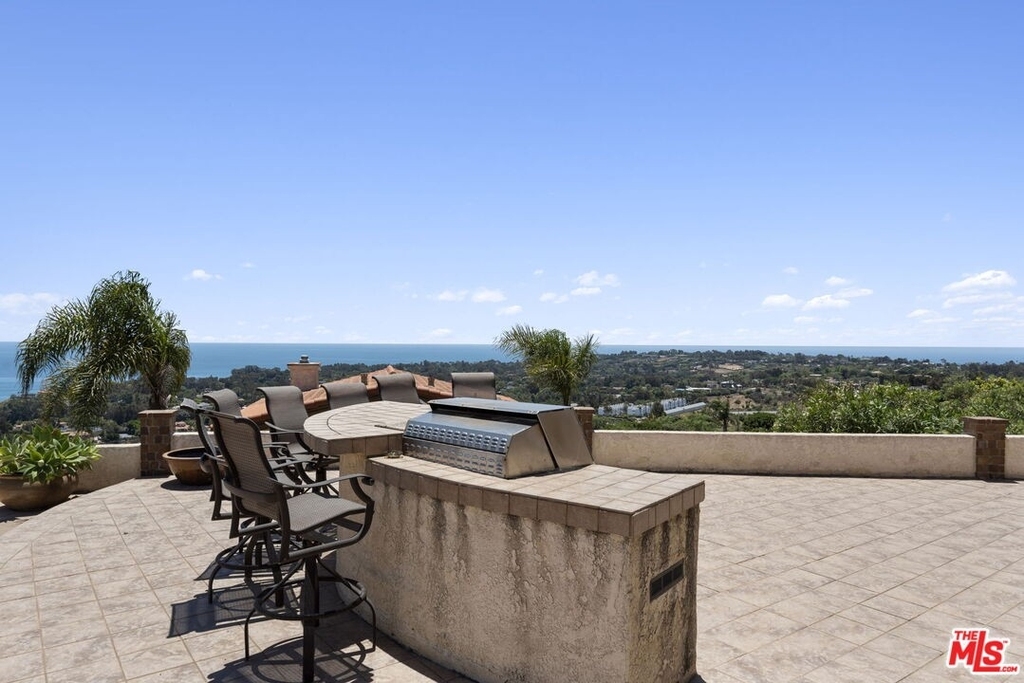 6160 Zumirez Dr - Photo 18