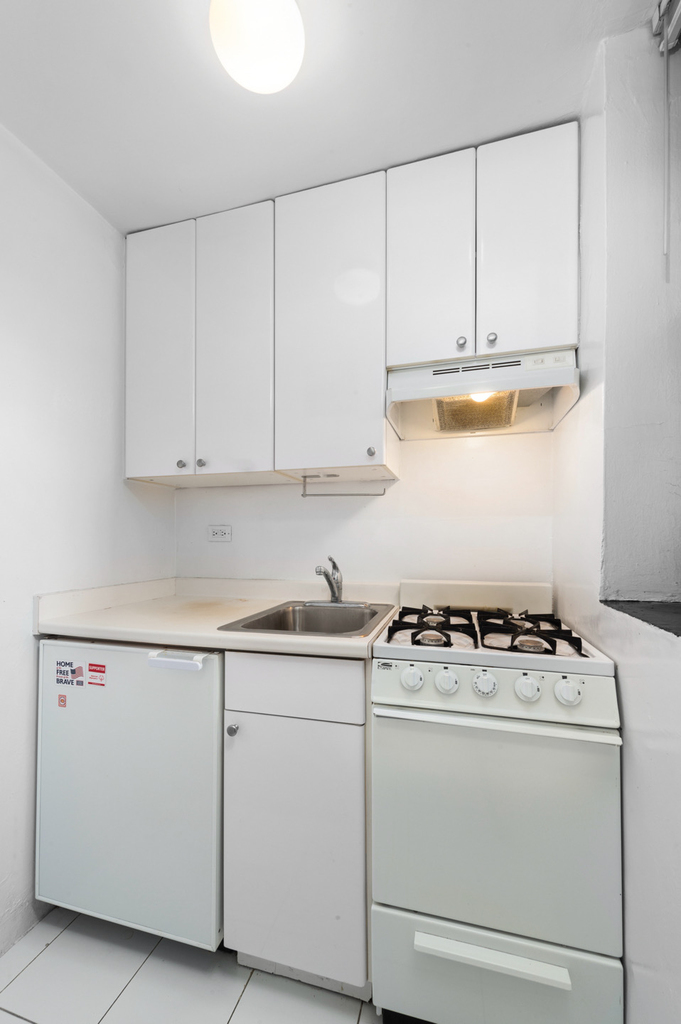 East 38th St - Photo 2