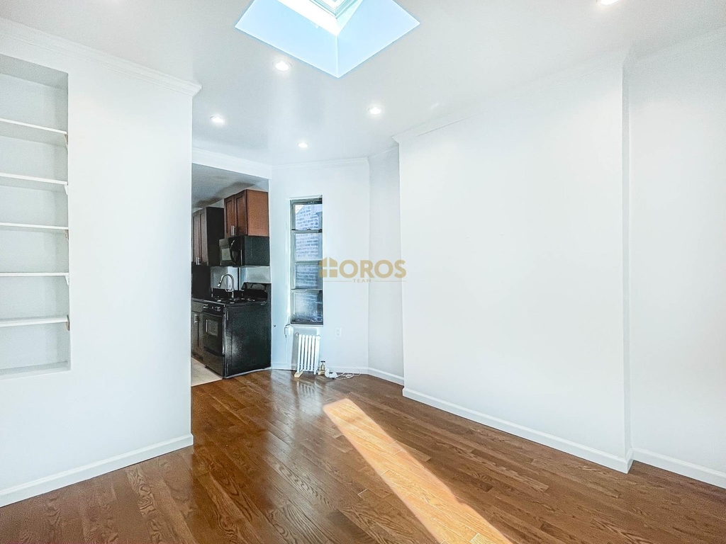 East 10th Street - Photo 4