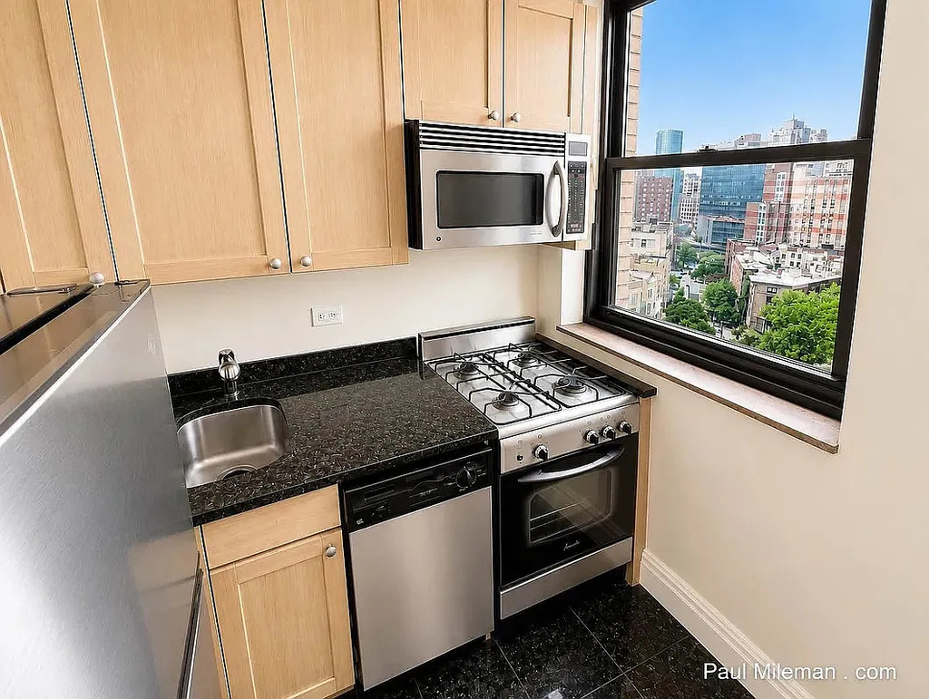 second avenue (NYU) - Photo 3