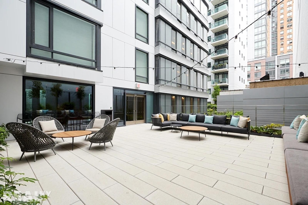 572 Eleventh Avenue - Photo 7
