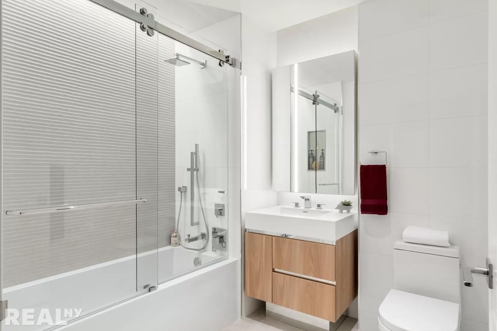 572 Eleventh Avenue - Photo 3