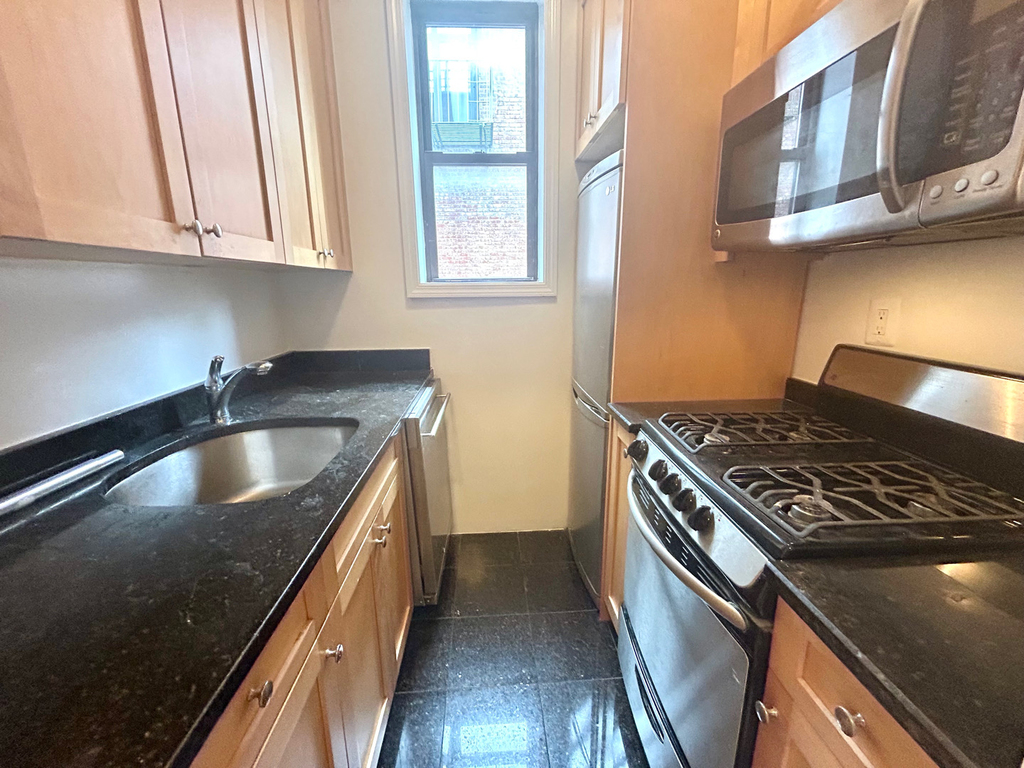 73rd & Central Park West - Photo 9