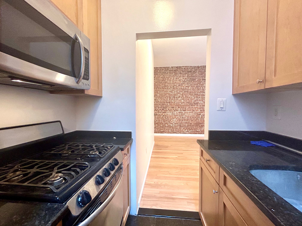73rd & Central Park West - Photo 8