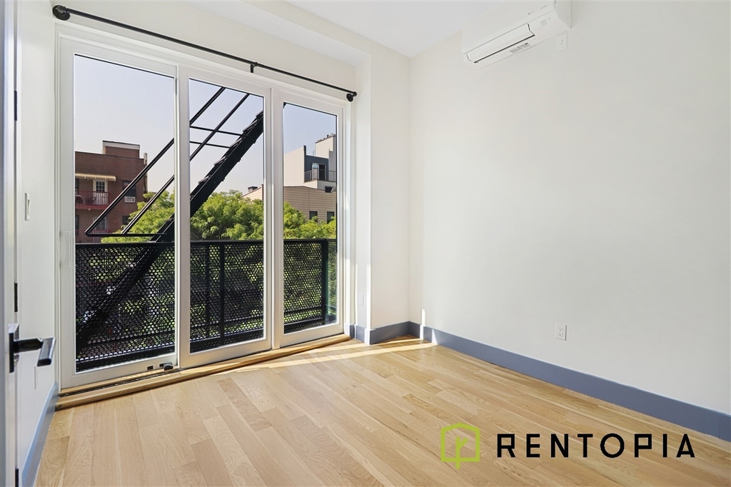 209 Montrose Avenue - Photo 4
