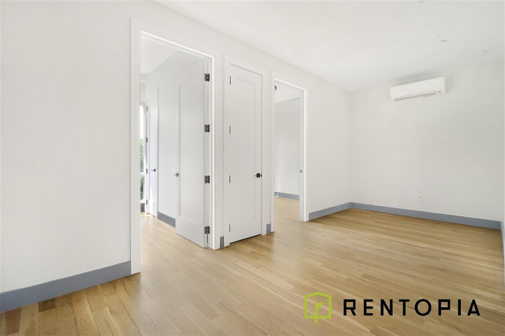 209 Montrose Avenue - Photo 3