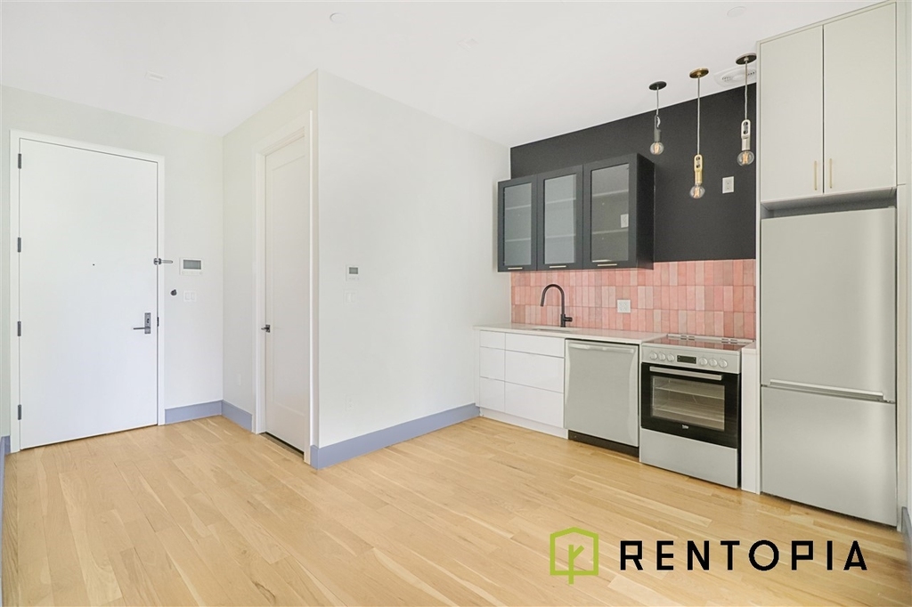 209 Montrose Avenue - Photo 1