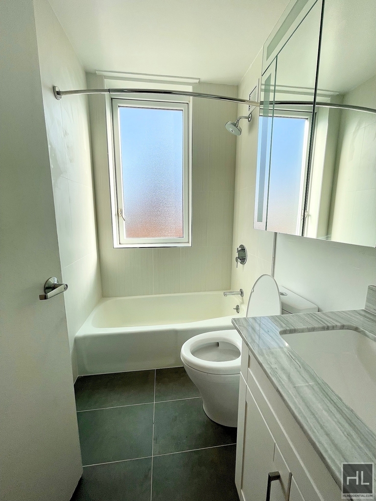 East 34 Street - Photo 5