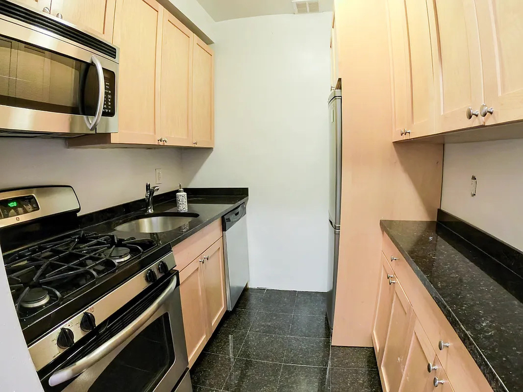 East 67 Street - Photo 4