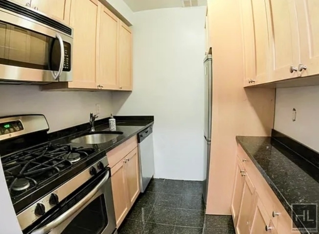 East 67 Street - Photo 3