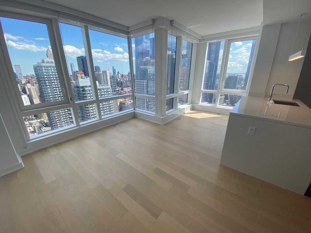 West 38th Street - Photo 4