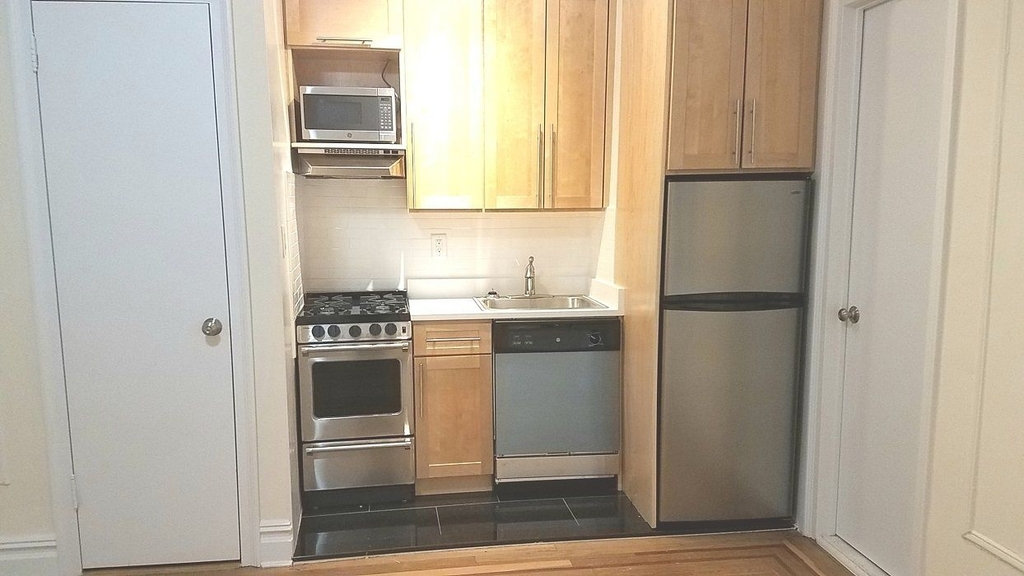 Copy of east 51st st - Photo 2
