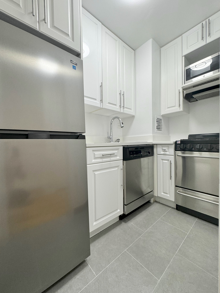 W 16th St & 7th Ave - Photo 3