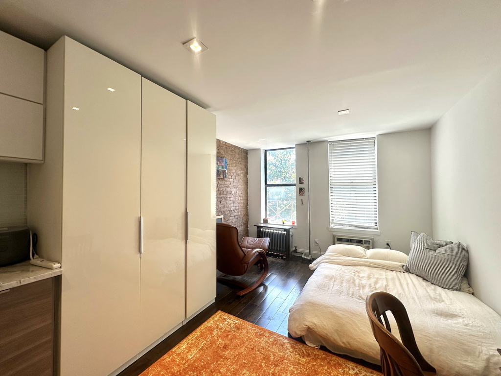 86 Clinton Street - Photo 1