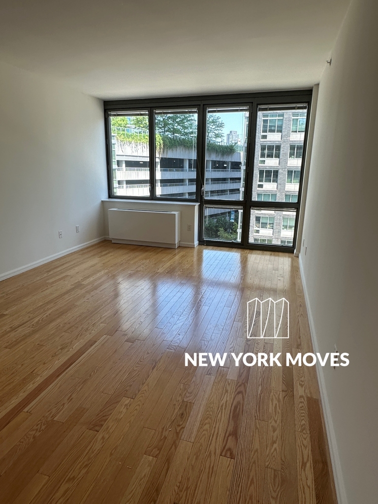 4610 Center Blvd Lic