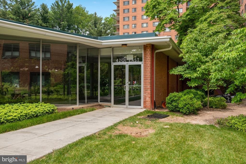 4201 Cathedral Ave Nw - Photo 4