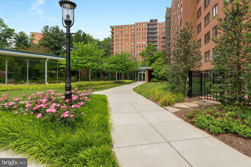 4201 Cathedral Ave Nw - Photo 3
