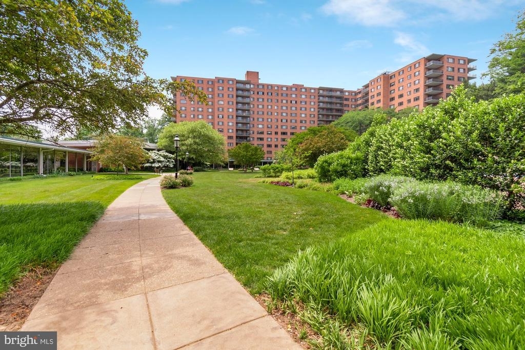 4201 Cathedral Ave Nw - Photo 1