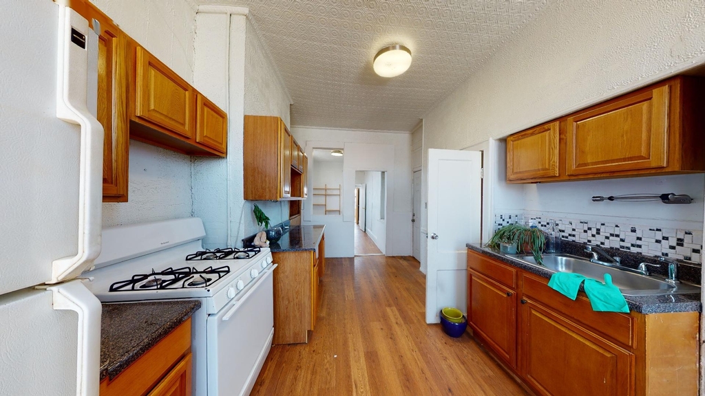 901 Wyckoff Avenue - Photo 5