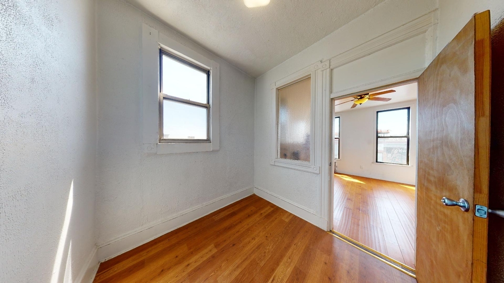901 Wyckoff Avenue - Photo 0