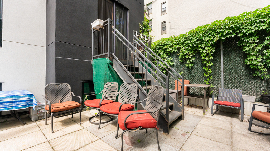 196 Freeman street - Photo 4