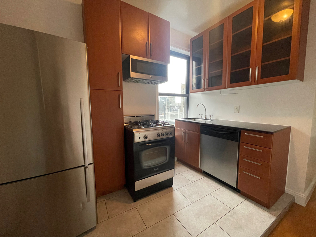 East 12th Street - Photo 4