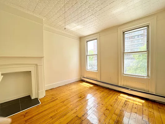 33 Montrose Avenue - Photo 0