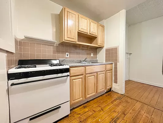 33 Montrose Avenue - Photo 1