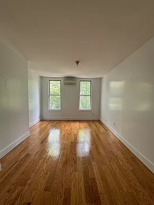33 Montrose Avenue - Photo 0