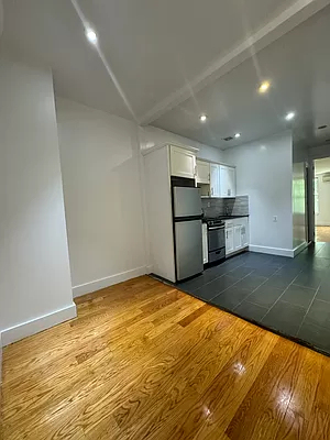 33 Montrose Avenue - Photo 4