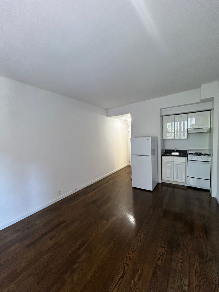 30 Clinton Street  - Photo 3