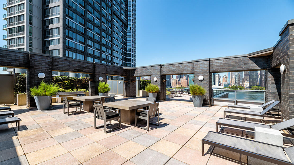4720 Center Blvd - Balcony studio - Photo 6