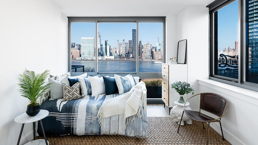 4720 Center Blvd - Balcony studio - Photo 1