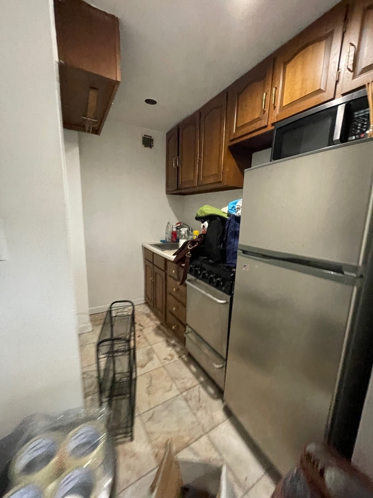E 88th and Lexington  - Photo 3