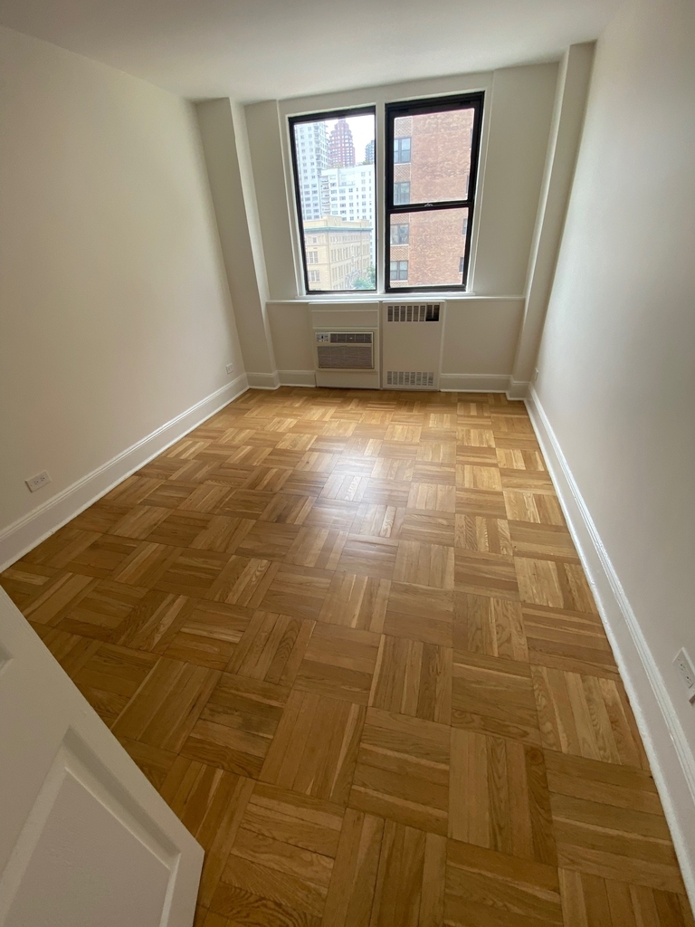 East 79th Street - Photo 12