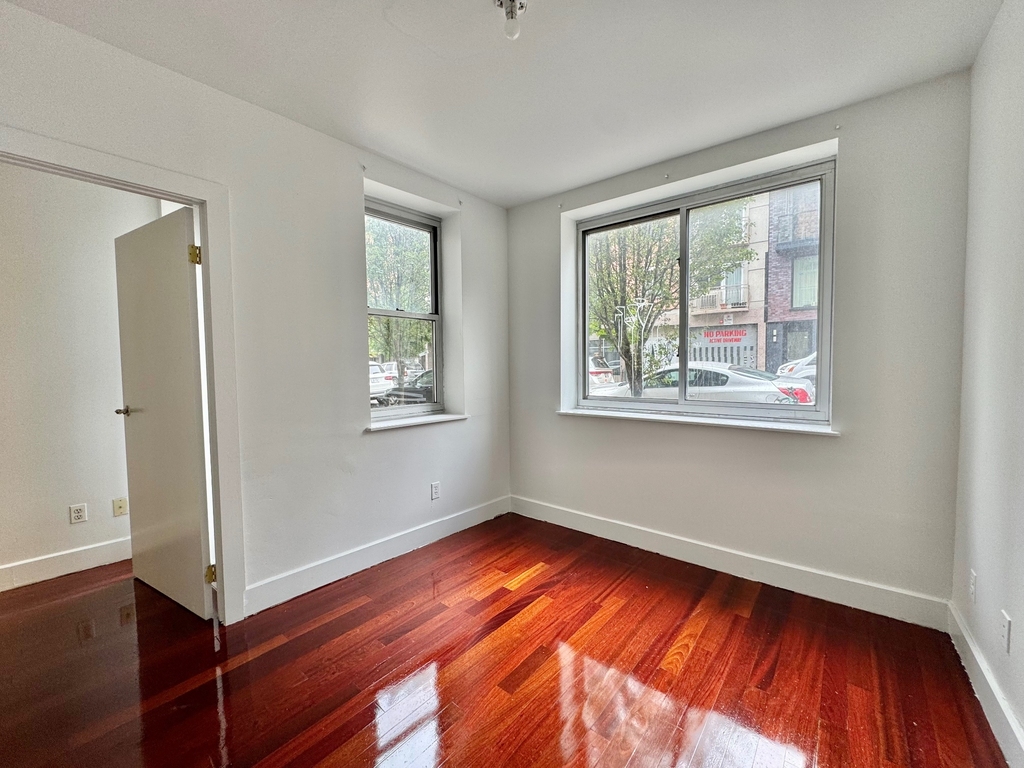 16 Meserole Street - Photo 2