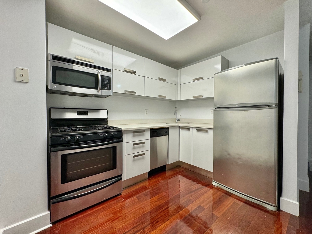 16 Meserole Street - Photo 1